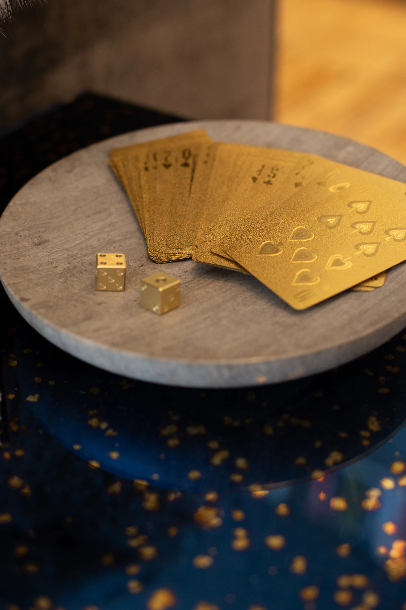 Cartes et dés dorés, l'esprit Quatro Casino