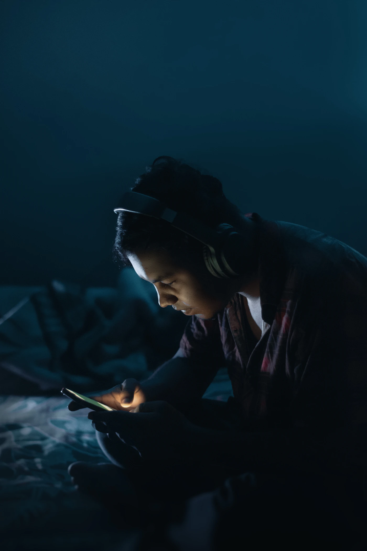 Joueur consultant son téléphone en soirée