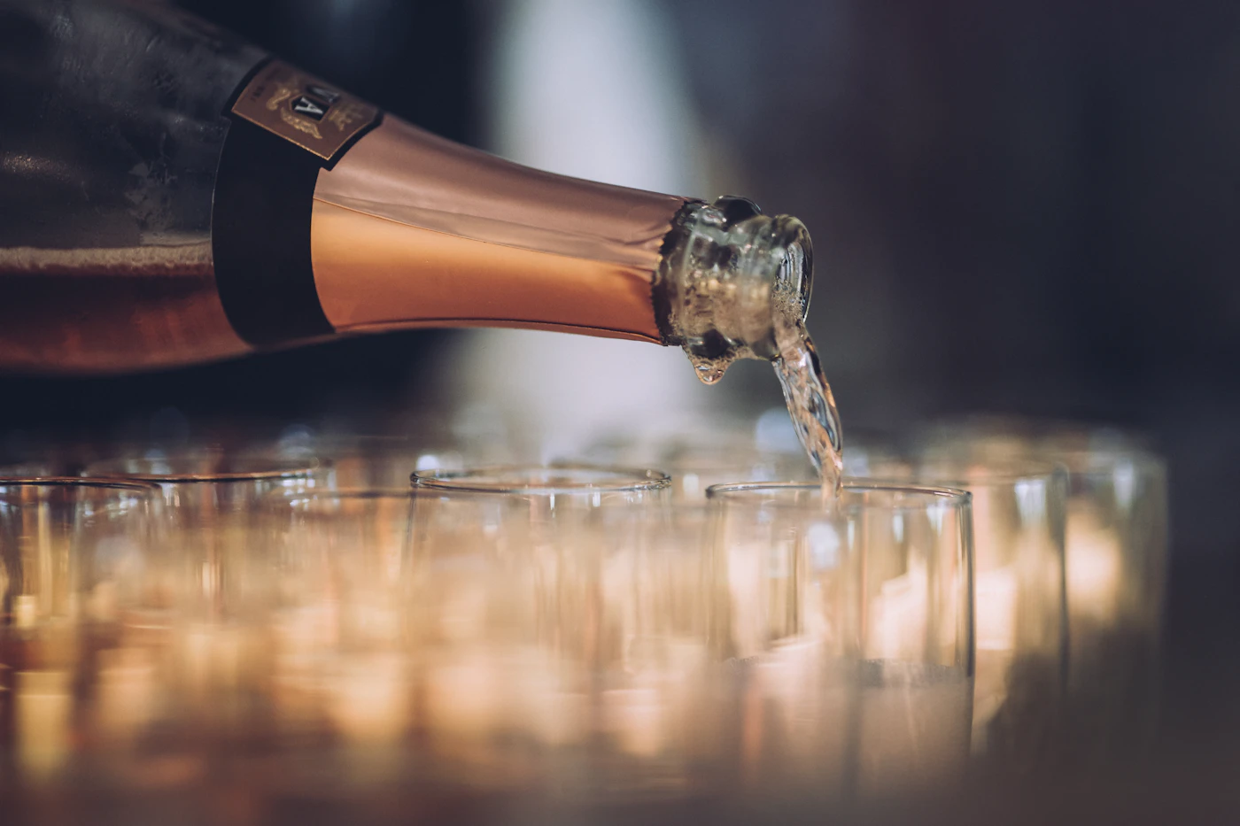 Coupe de champagne versée, symbole de notre offre de bienvenue